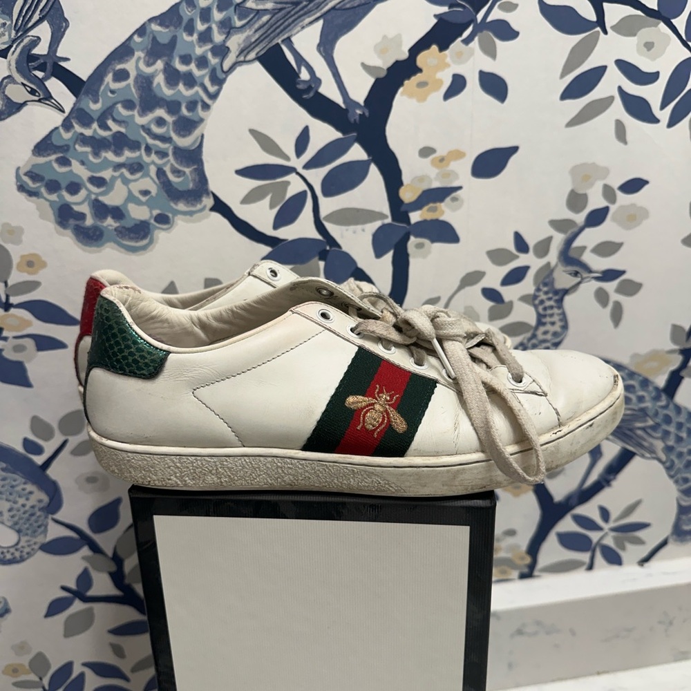 WOMEN'S GUCCI ACE SNEAKER WITH BEE